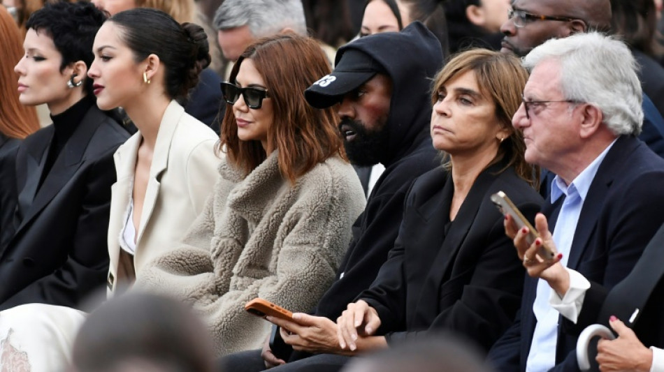 Kanye West protagoniza el desfile de Balenciaga caminando sobre el fango