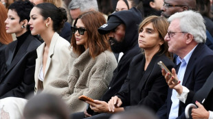 Kanye West protagoniza el desfile de Balenciaga caminando sobre el fango