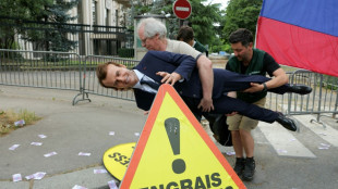 Greenpeace roba una estatua de cera de Macron para protestar ante la embajada rusa en París