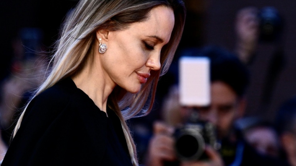 Angelina Jolie visita un club de boxeo en el noreste de Ucrania
