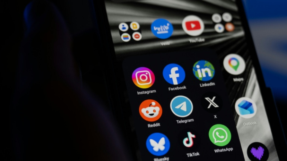 Francia se dispone a prohibir las redes sociales a los menores de 15 a&ntilde;os