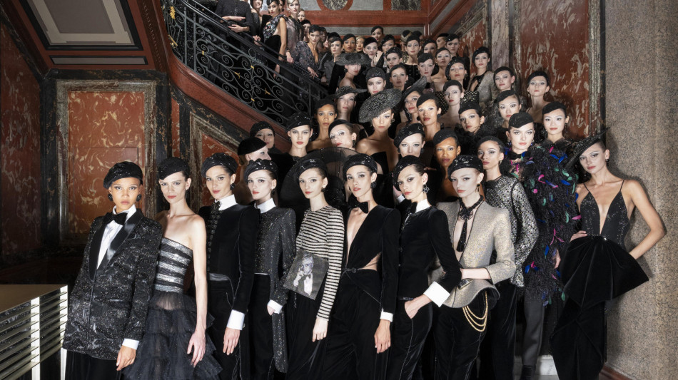 Grafismi di nero, sfila Armani Privè, ma Re Giorgio non c'è