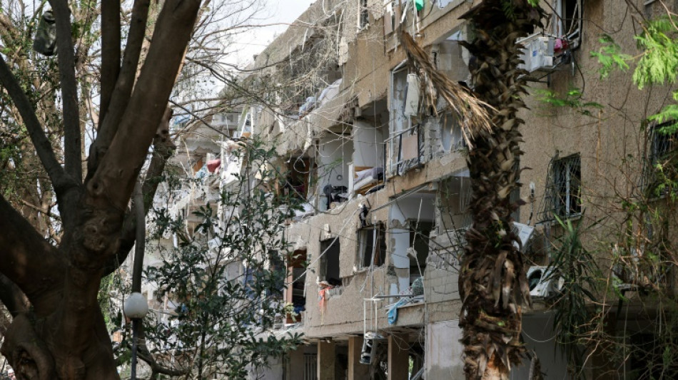 Réveil au milieu des décombres en Israël après des tirs de missiles iraniens