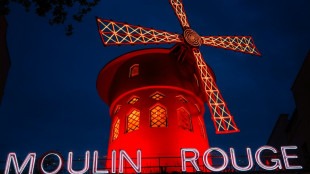 P&aacute;s do moinho de vento do Moulin Rouge de Paris desabam