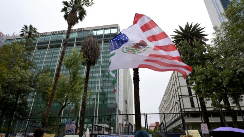 Estadounidenses marchan en Ciudad de México contra las redadas migratorias de Trump