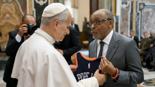 Audienz f&uuml;r Filmstars: US-Regisseur Spike Lee schenkt Papst Leo XIV. Basketballtrikot