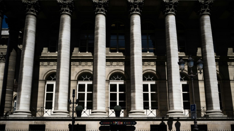 La Bourse de Paris h&eacute;site, de nombreux r&eacute;sultats &agrave; dig&eacute;rer 