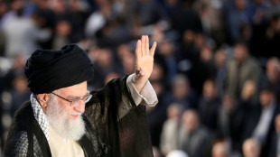 Los iran&iacute;es rezan por Jamenei pero en ausencia de su hijo y sucesor Mojtaba