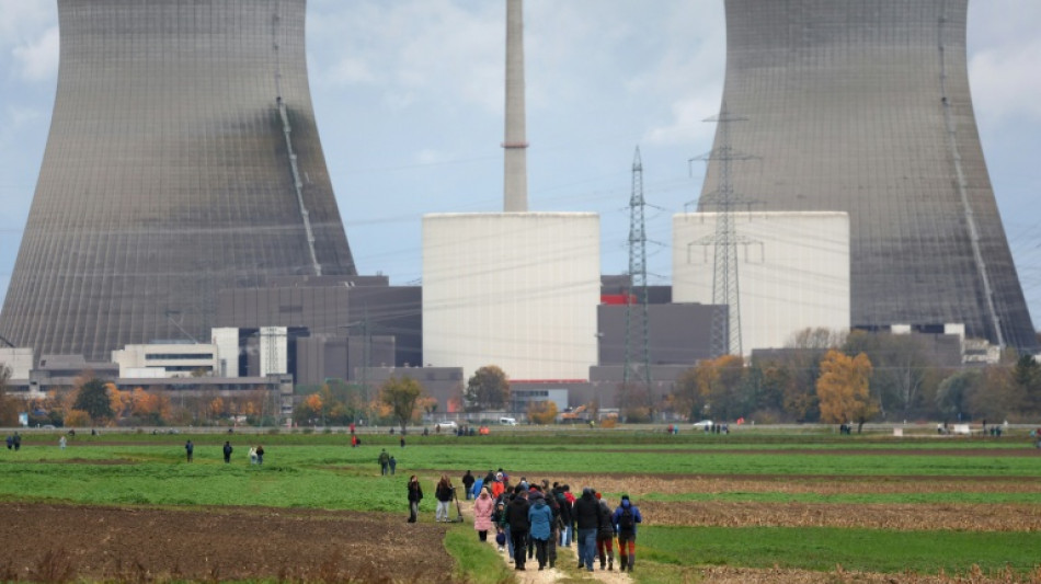 Kühltürme von ehemaligem Atomkraftwerk Gundremmingen in Bayern gesprengt
