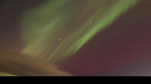 L'aurora boreale colora di rosso il cielo sulle Dolomiti